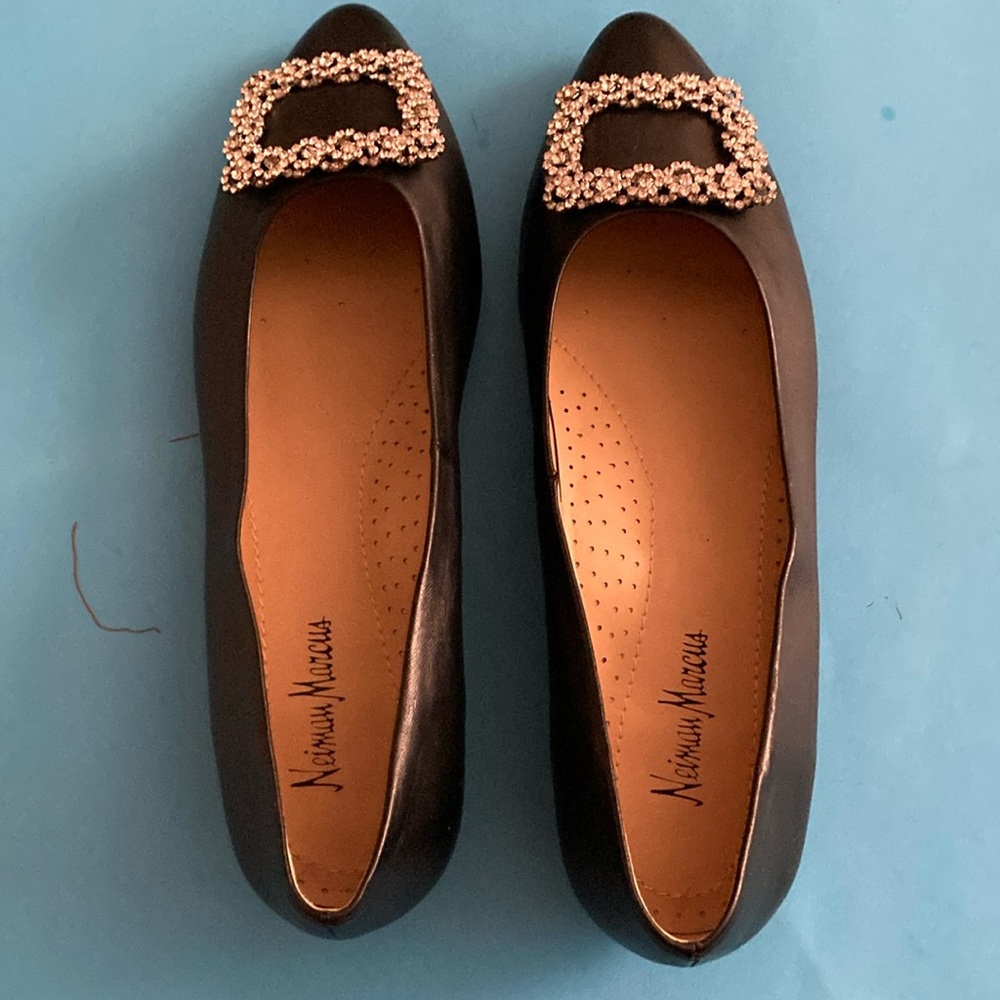 NWT Neiman Marcus Women’s Leather Shoe Size 38,5 Slip-on with Beautiful Brooch
